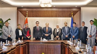 رئيس هيئة الدواء المصرية يلتقي ممثلي 