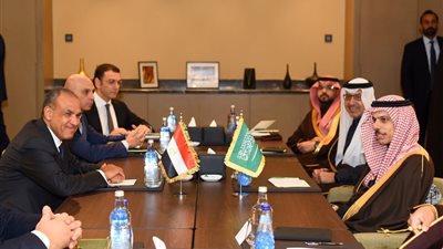 وزير الخارجية يلتقي مع نظيره السعودي لمناقشة آخر التطورات الإقليمية والدولية
