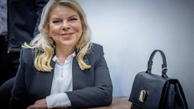 سارة نتنياهو متهمة بتشويه «السجلات التاريخية» لتبدو أصغر سنًا 