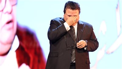  خالد جلال يُهدي تكريمه من وزارة الثقافة لزوجته وبناته 