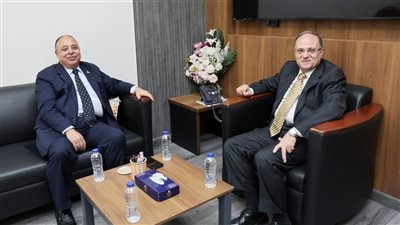 هيئة الدواء المصرية تبحث مع شركة 