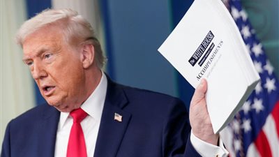 بتلاث كلمات.. ترامب يجيب على سؤال حول الاستيلاء على جرينلاند