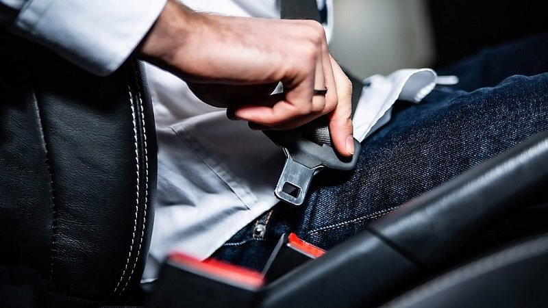 حزام الامان في السيارة