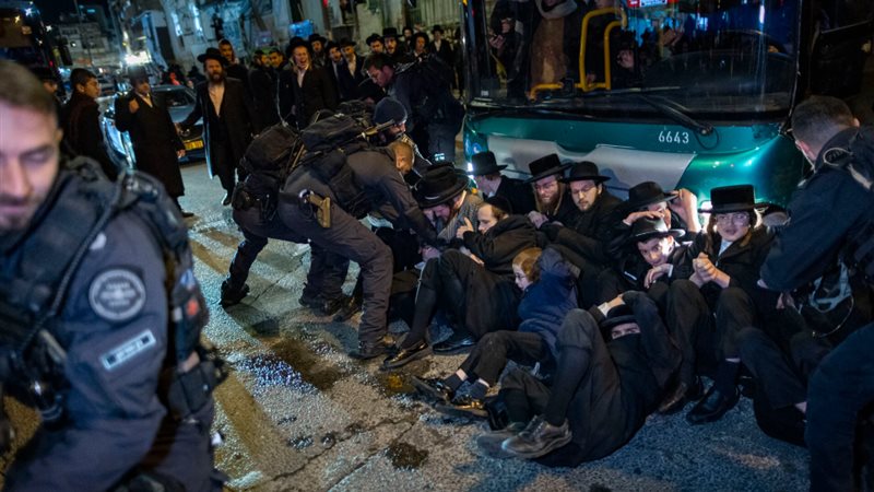 الحريديم يشعلون النار