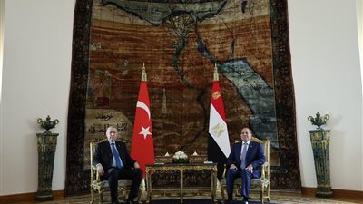 بدء المؤتمر الصحفي بين الزعيمين عبد الفتاح السيسي وأردوغان بالقاهرة