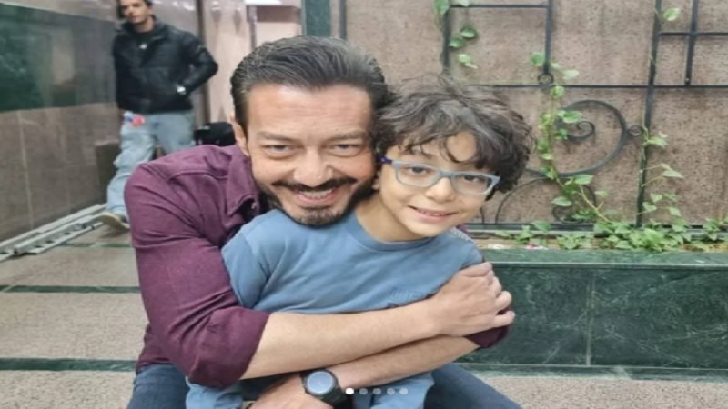 أحمد زاهر والطفل