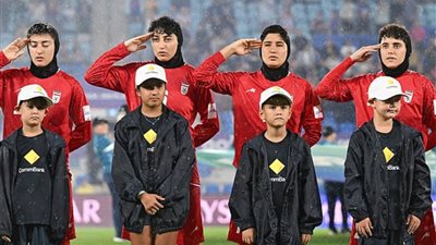 مأساة فريق كرة القدم النسائي الإيراني بعدما «رفضن غناء النشيد الوطني» 