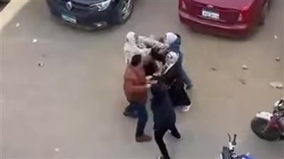 الأجهزة الأمنية تفحص فيديو لتعدي رجل علي سيدتين في مدينة نصر 