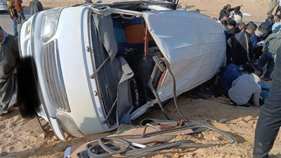 انقلاب سيارة ميكروباص فى وصلة طهما الصحراوي بالعياط -صور