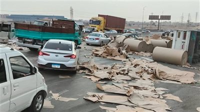 تصادم سيارة نقل وعدد من السيارات على الطريق الأوسطي اتجاه أكتوبرـصور