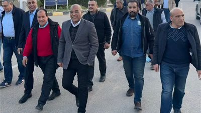 رئيس نقابة البترول يشارك الإفطار مع العاملين بميناء الحمراء بالعلمين