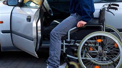 مصطفى بكري يطالب الحكومة بحل أزمة سيارات ذوي الهمم: الناس زهقوا 