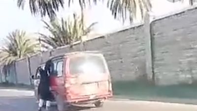 إصابة سائق بعد سقوطه من ميكروباص أثناء التحفظ على السيارة في الإسكندرية