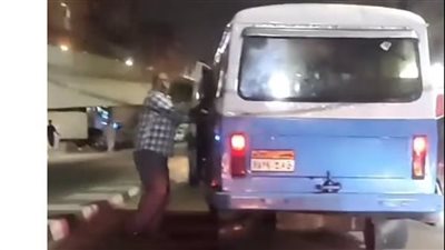 «عربيتي هي رزقي محدش ياخدها مني».. قصة سائق ميكروباص سقط وهو يحاول منع سحبها