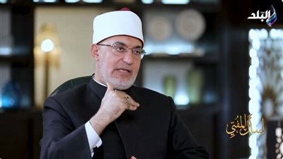 تخرج زكاتك في بلد الإقامة أم الأم؟.. رد حاسم من مفتي الجمهورية|فيديو