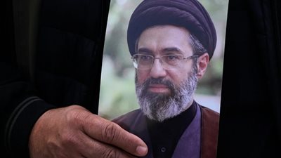 إعلام عبري: الاستخبارات العالمية تبحث عن مجتبى خامنئي ومن يدير طهران 