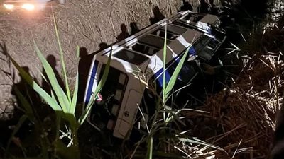 انقلاب أتوبيس يقل 26 راكبا في ترعة 