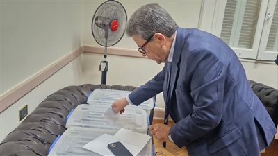 نقيب الأطباء البيطريين يدلي بصوته في انتخابات التجديد النصفي