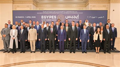 الرئيس السيسي يشهد في صورة تذكارية خلال مؤتمر إيجبس 2026| فيديو