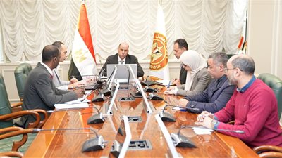 وزير العمل يتابع مستجدات تنفيذ منصة الخدمات الإلكترونية للوزارة