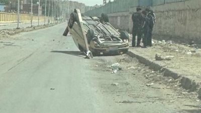 بدون اصابات ..انقلاب سيارة ملاكي أعلى طريق المصانع بمدينة حلوان