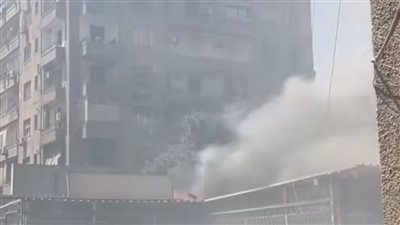 10 سيارات إطفاء للسيطرة على حريق مخزن خردة بمحيط مقابر الأتراك 