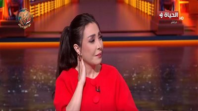 دموع على الهواء.. لبنى عسل تتأثر بقصة شهيد سيناء|فيديو
