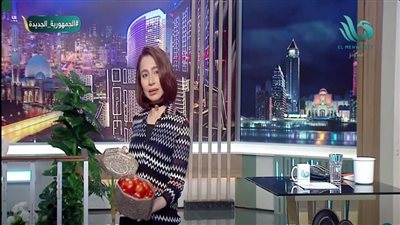 شايف الحلاوة؟.. بسمة وهبة تهادي جمهورها طماطم في 