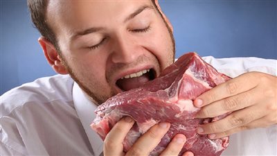 غلط شائع في العيد.. أكل اللحمة بعد الذبح مباشرة يدمر المعدة|فيديو