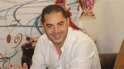 أحمد شفيق: قصة حب بدأت من “نظرة فوق السطوح” وانتهت بزواج بعد إصرار