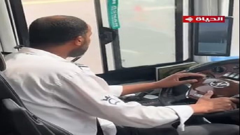 سائق مصري يعمل على