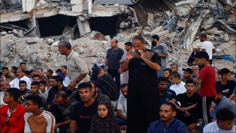 أهالي غزة يصلون العيد وسط الركام