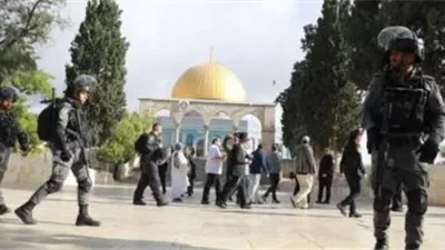 مستوطنون يقتحمون الأقصى واعتقال أحد حراس المسجد المبارك