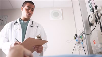 هناك نقص بالأطباء فلماذا تخفيض المقبولين؟.. الأعلى للجامعات يجيب