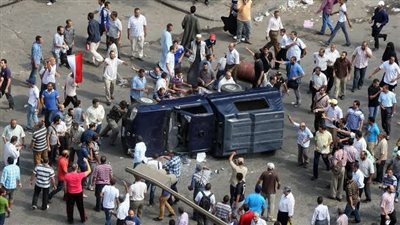 التحرير عزبة الإخوان.. كيف بدأ مرسي عام حكمه بمخالفة الدستور؟