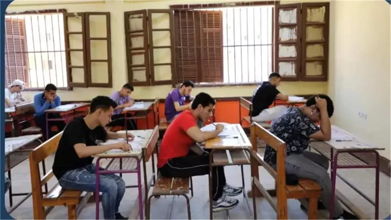 طلاب يؤدون الامتحانات