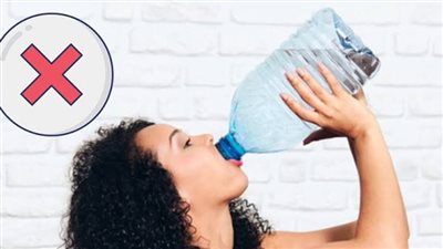 استشاري تغذية: الإفراط المفاجئ في شرب المياه  قد يسبب التسمم المائي