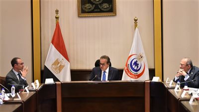 وزير الصحة يناقش اشتراطات تجديد ترخيص مزاولة مهنة الطب