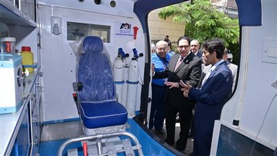 منظار بالذكاء الاصطناعي.. رئيس جامعة القاهرة يتابع تطوير مستشفى الطلبة