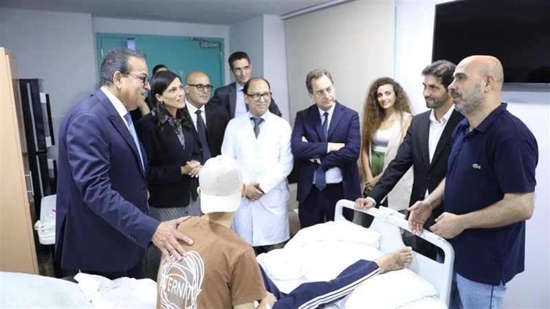 وزير الصحة خلال الجولة
