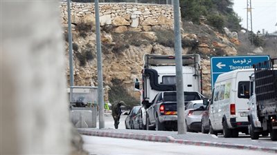 صدمة في الضفة.. حاجز إسرائيلي يجبر سيدة على الولادة في العراء|فيديو