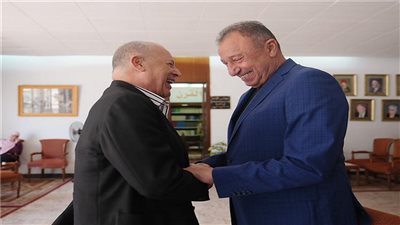 رسالة مؤثرة من هاني أبو ريدة لـ «الخطيب»: أصحاب وعشرة 50 سنة|فيديو