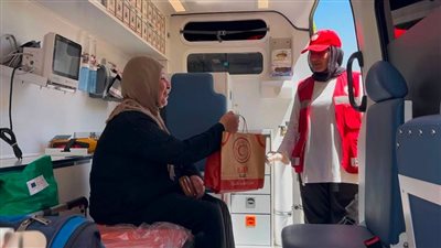 مصابون يصلون إلى مستشفى الشفاء إثر غارة إسرائيلية على حي الرمال بغزة