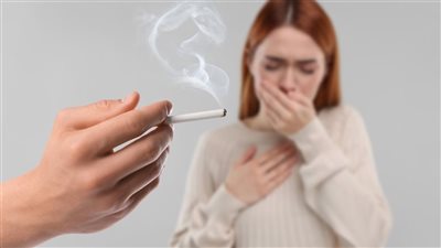 سعال المدخنين.. متى يكون عرضًا طبيعيًا ومتى يصبح إنذارًا لسرطان الرئة؟