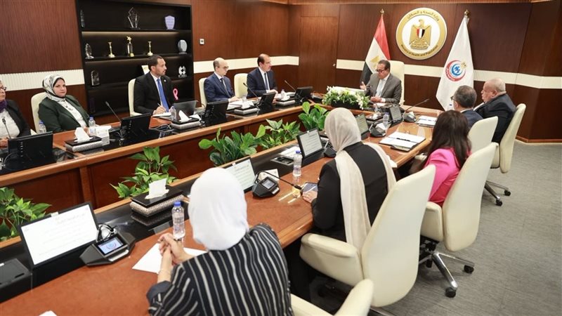 وزير الصحة خلال الاجتماع