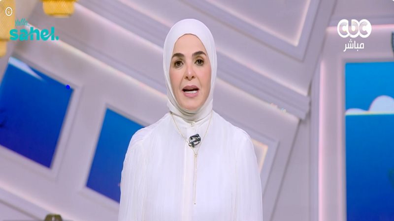 الإعلامي منى عبد