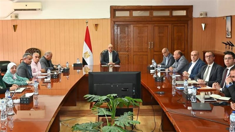 وزير الري خلال الاجتماع