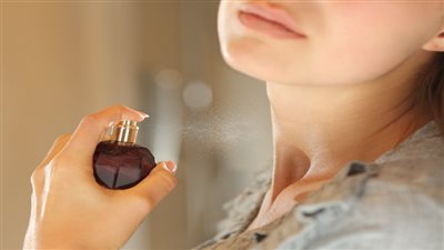 هل العطر على الرقبة يسبب السرطان؟.. ياسمين توفيق ترد|فيديو