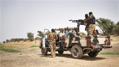 مقتل 10 جنود على الأقل في هجوم على قاعدة عسكرية وسط مالي