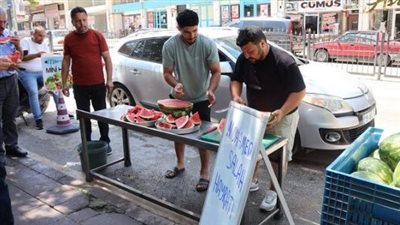 «لم يتراجع عن وعده»..مشجع بشكتاش يوزع البطيخ رغم انتقال صلاح لفريق آخر